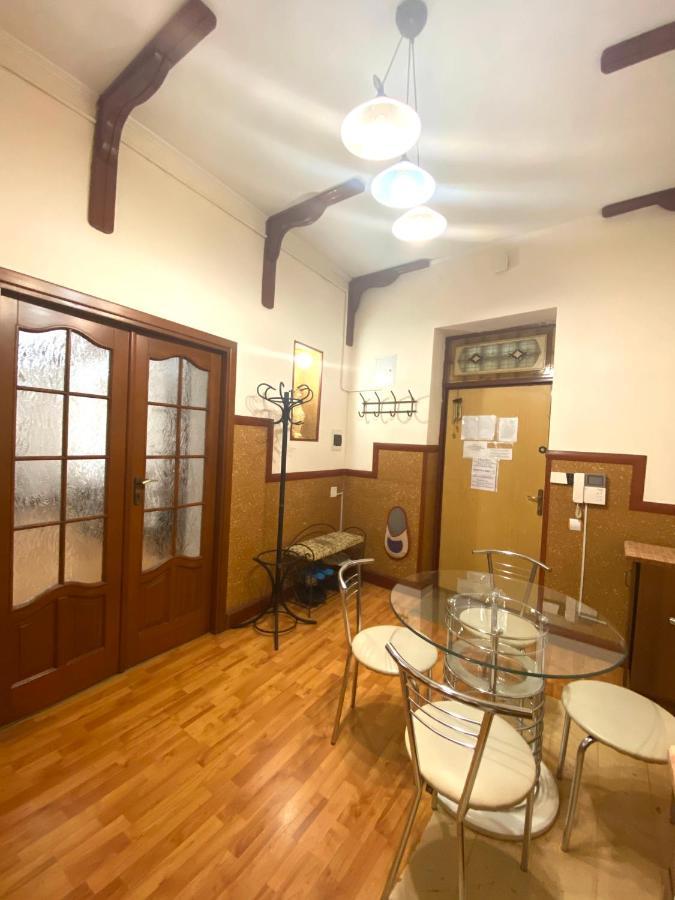 Квартира Подобово В Центрі На Вулиці Проспект Свободи 7 Leópolis Exterior foto