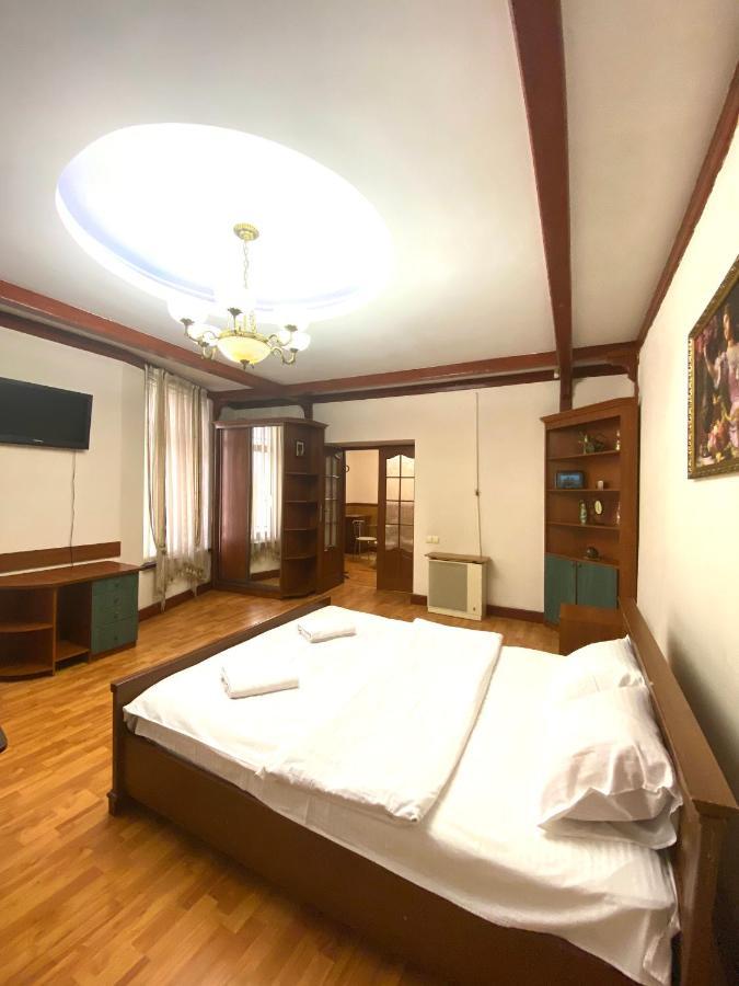 Квартира Подобово В Центрі На Вулиці Проспект Свободи 7 Leópolis Exterior foto